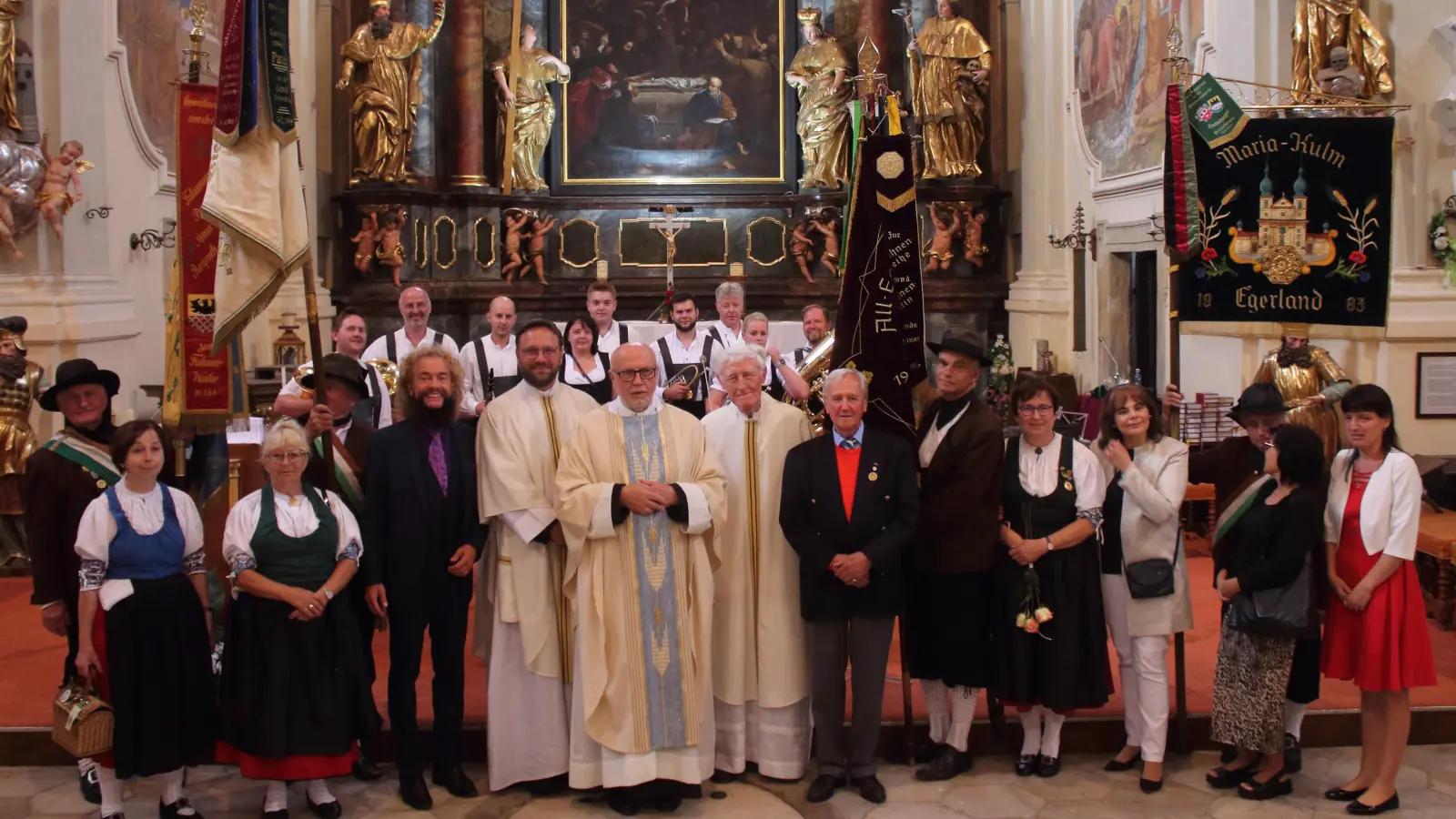 Beflügelt von der glanzvollen Sanierung des Altarbilds „Aufnahme Mariens in den Himmel“, inspiriert von der Predigt des Propstes Milan Kučera (Fünfter von links): Der Funke sprang auf alle am besonderen Patroziniumsfest Beteiligten über, denen Luis-Andreas Hart (Dritter von links) Dank zollte: Die weiteren Zelebranten-David Kučerka (Stellv. Großmeister, Vierter von links) und Msgr. Karl Wuchterl (Suddt. Priesterwerk, Sechster von links) - Fahnenträger, Münchenreuther Bauernkapelle und Mitglieder des Fördervereins (Dr.Helmut Eikam, Siebter von links).  (Bild: Linus Groschke)