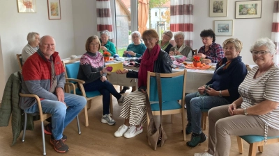 Amalie Reichenberger übergibt die Spende an Frau Breitfelder, links daneben: Norbert Schmid, Seniorenbeauftragter der Gemeinde Ursensollen. (Bild: Daniel Reichenberger)