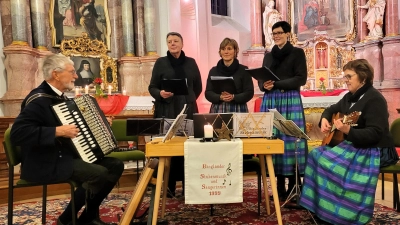 „Birgländer Stubenmusik“ und die „Birgländer Sängerinnen“ vor dem Altar in der Klosterkirche (Bild: Walter Heldrich)