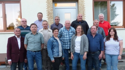  Die neue Vorsitzende Andrea Krapf (vorne Dritte von rechts) mit ihren Stellvertretern Michael Bodensteiner (vorne Zweiter von rechts) und Petra Frischholz (vorne Dritte von links) mit dem Vorstandsteam, dem Ehrenvorsitzenden Michl Schwabl und den Ehrengästen. (Bild: Sieglinde Schärtl )