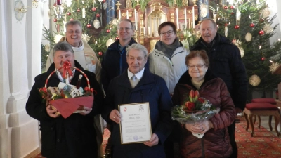 Alfons Ritter (vorne Mitte) wurde nach 30 Jahren aus der Kirchenverwaltung Oberbibrach verabschiedet.  (Bild: Florian König)