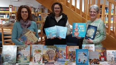 vl.n.r.: Andrea Burger vom Team der Bücherei Waldsassen nimmt die Bücher von Stefanie Riedl und Monika Mittereder entgegen. (Bild: Monika Mittereder)