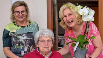 Seit 45 Jahren ist Sieglinde Schärtl (Mitte) Mitglied der Frauen-Union. Vorsitzende Elisabeth Kraus und ihre Stellvertreterin Monika Epp gratulieren. (Bild: e)