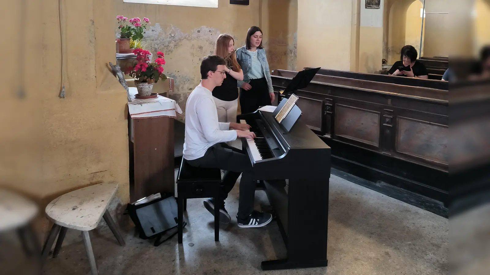 Florian Löw an der Orgel, Anja Sporer Gesang und Anna Huber Querflöte beim Einspielen vor dem Gottesdienst.  (Bild: Erik Mára)