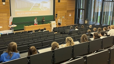 38 Schülerinnen und Schüler des Elly-Heuss-Gymnasiums Weiden und des Gymnasiums Tachov durften Hochschulluft schnuppern (Bild: Verena Nirschl)