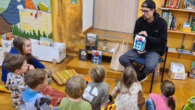 Andi Fachtan schaute zu einer Vorlesestunde in der Bücherei Kulmain vorbei. (Bild: Gabi Scharf/exb)