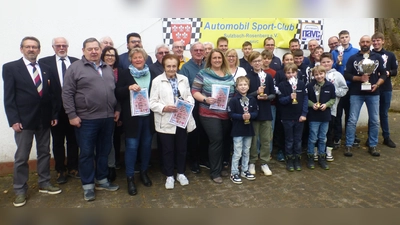 Die geehrten ASC-Mitglieder für langjährige Mitgliedschaft und sportliche Erfolge zusammen mit Bürgermeister Stefan Frank und Vorsitzenden Hans Bohmann. (Bild: Veronika Bohmann)