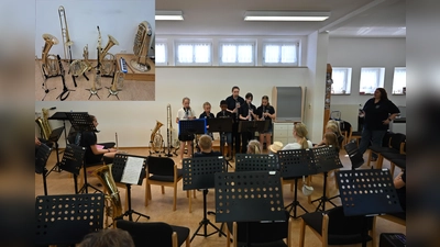 Die aktuellen Klarinetten-Schüler stellten „ihr” Instrument mit einem kurzen Musikstück vor. Einige sind erst seit 12/2024 in Ausbildung und zeigten ein tadelloses Zusammenspiel.  (Bild: Lena Wiesnet + Sabine Kredler)