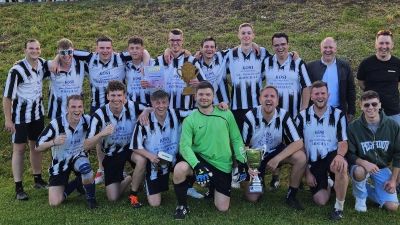 Das Team „Cubana Lovers“ gewinnt den Kleinfeld-Cup 2024 in Schnaittenbach. Mit dabei sind Günther Schatz (hinten rechts) und Schirmherr Bürgermeister Marcus Eichenmüller (daneben). (Bild: Tanja Schatz)