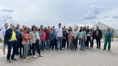 Zahlreiche Teilnehmer waren bei der Besichtigung des Kartoffel- und Gemüsehofs in Konnersreuth bei Schönficht dabei. Die Führung unternahmen Johann Grillmeier (rechts) und sein Sohn Johannes (Bildmitte in weißem Shirt) (Bild: Florian Trißl)