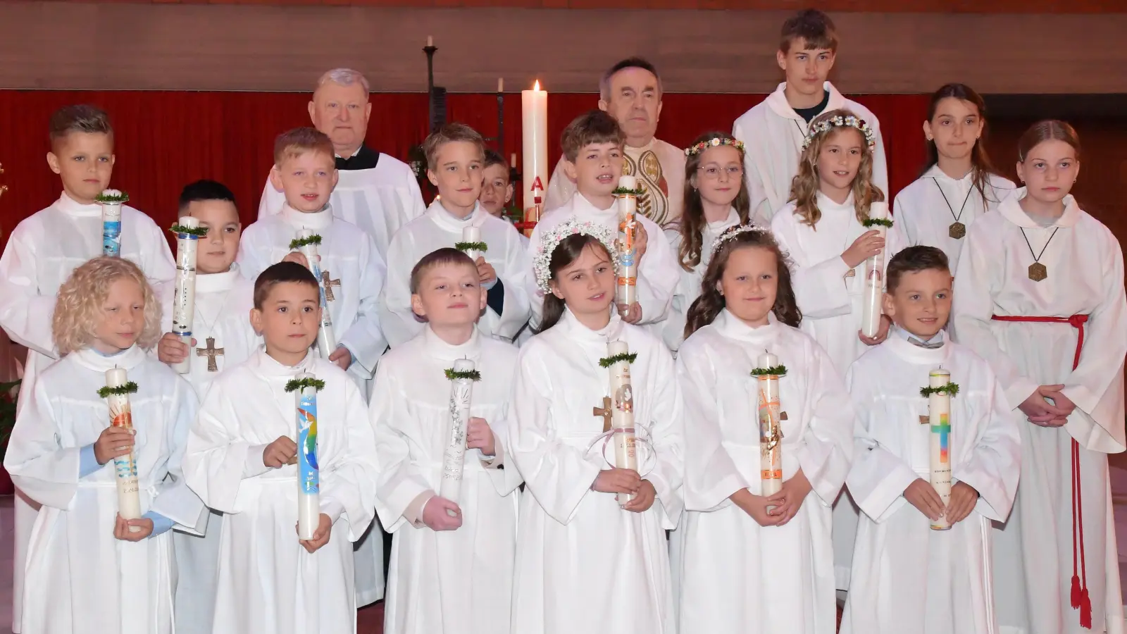 13 junge Christen der Pfarrei Aschach-Raigering (mit Mesner Willi Birner, Pfarrer Eduard Kroher, und den Ministranten ) feierten ihre Erstkommunion.<br><br> (Bild: Alfred Schorner)