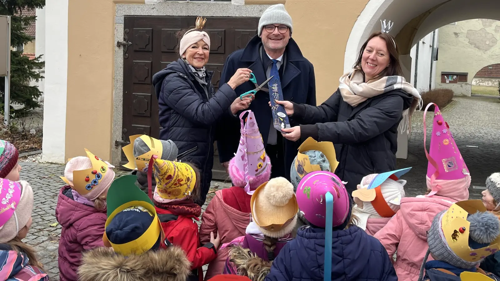 Bürgermeister Beer beim Krawatte abschneiden: Im Bild (von links) Marion Weiß, Bürgermeister Beer und Michaela Kiefmann.  (Bild: Steffens/exb)