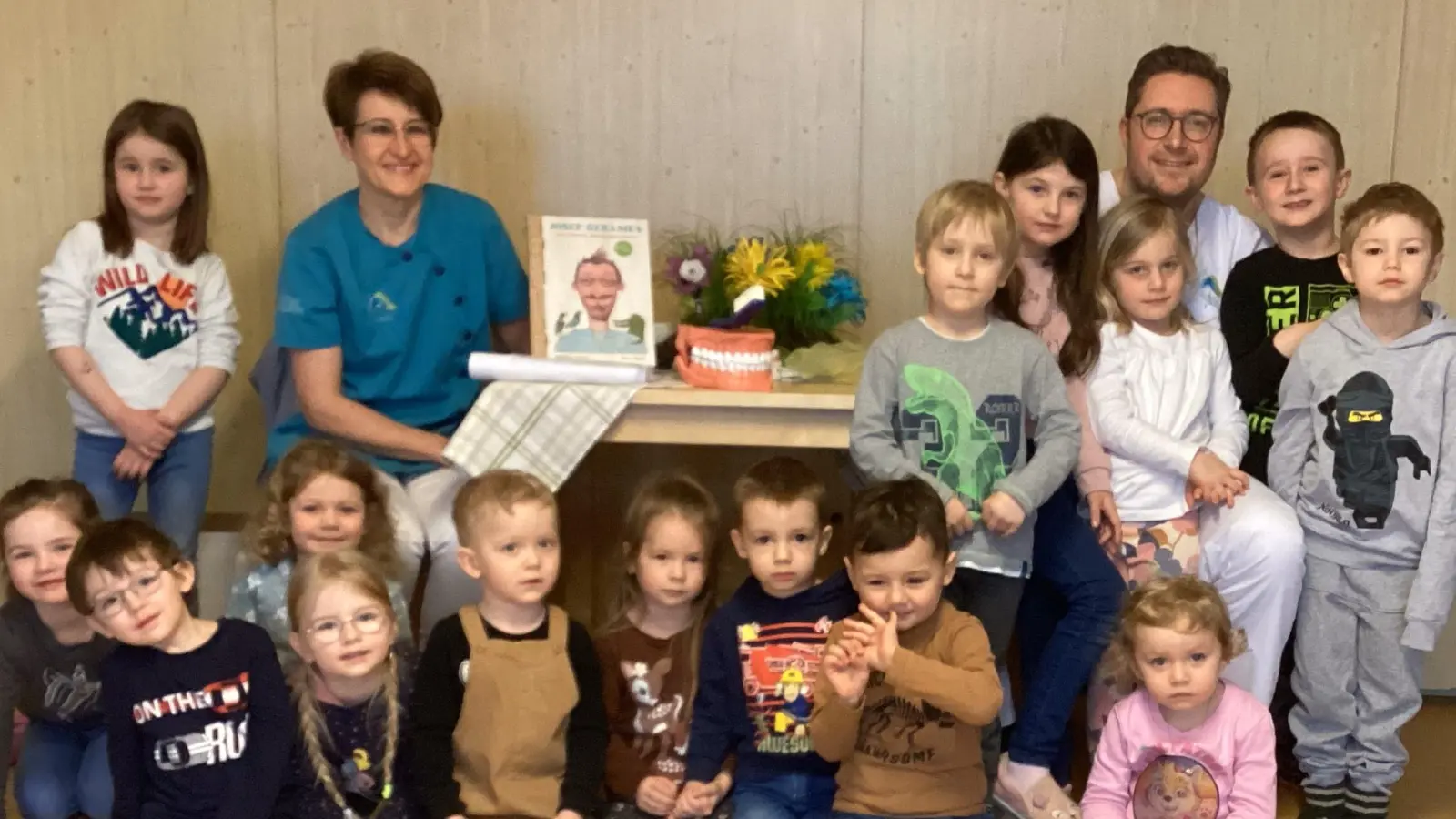 Zahnarzt Dr. Michael Hösl war zu Besuch im Kinderhaus. (Bild: Kinderhaus Steinwaldzwerge/exb)