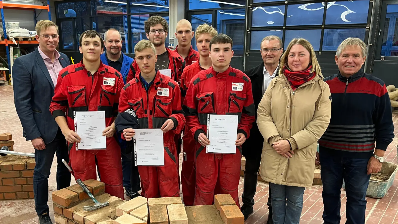 Die tschechischen Gastschüler mit dem Leiter des HWK-Bildungszentrums Weiden Tobias Knauer (1.v.li.) und HWK-Bauausbilder Tobias Lindner (3.v.li.) sowie aus der Baufachschule Pilsen Direktor Miloslav Šteffek (3.v.re.), Übersetzerin und Deutschlehrerin Martina Košařová (2.v.re.) und Fachlehrer Bau Jan Vrátník (1.v.re.).  (Bild: Tobias Knauer)