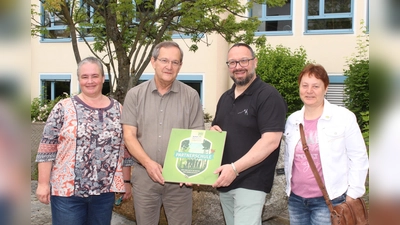 Studienrätin Gudrun Beyser, Werner Schuberth (Kreisvorsitzender des Bundes Naturschutz), Realschulkonrektor Holger König und Doris Burger (Geschäftsstellenleitung Bund Naturschutz, Kreisgruppe Tirschenreuth, von links) schlossen die Kooperationsvereinbarung ab. (Bild: Hermann Daubenmerkl, RTO/exb)