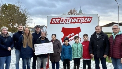 Die SpVgg Pfreimd spendet eine Spende von 4000 Euro an die Familie Bilasani in Pfreimd, die ihr Hab und Gut bei einem Brand verloren hat. (Bild: Blöth/exb)