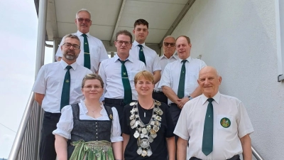 Gauschützenkönigin Luftpistole Anja Hecht, Schützenkönigin Margit Schertel und Schützenmeister Alfred Koch (vorne von links) sowie Werner Schnabel, Roland Schröpf, Christian Koch, Erik Dobler, Kurt Roppert und Josef Thoennisen (hinten von links) nach der Königsproklamation. (Bild: Bettina Sammet/exb)