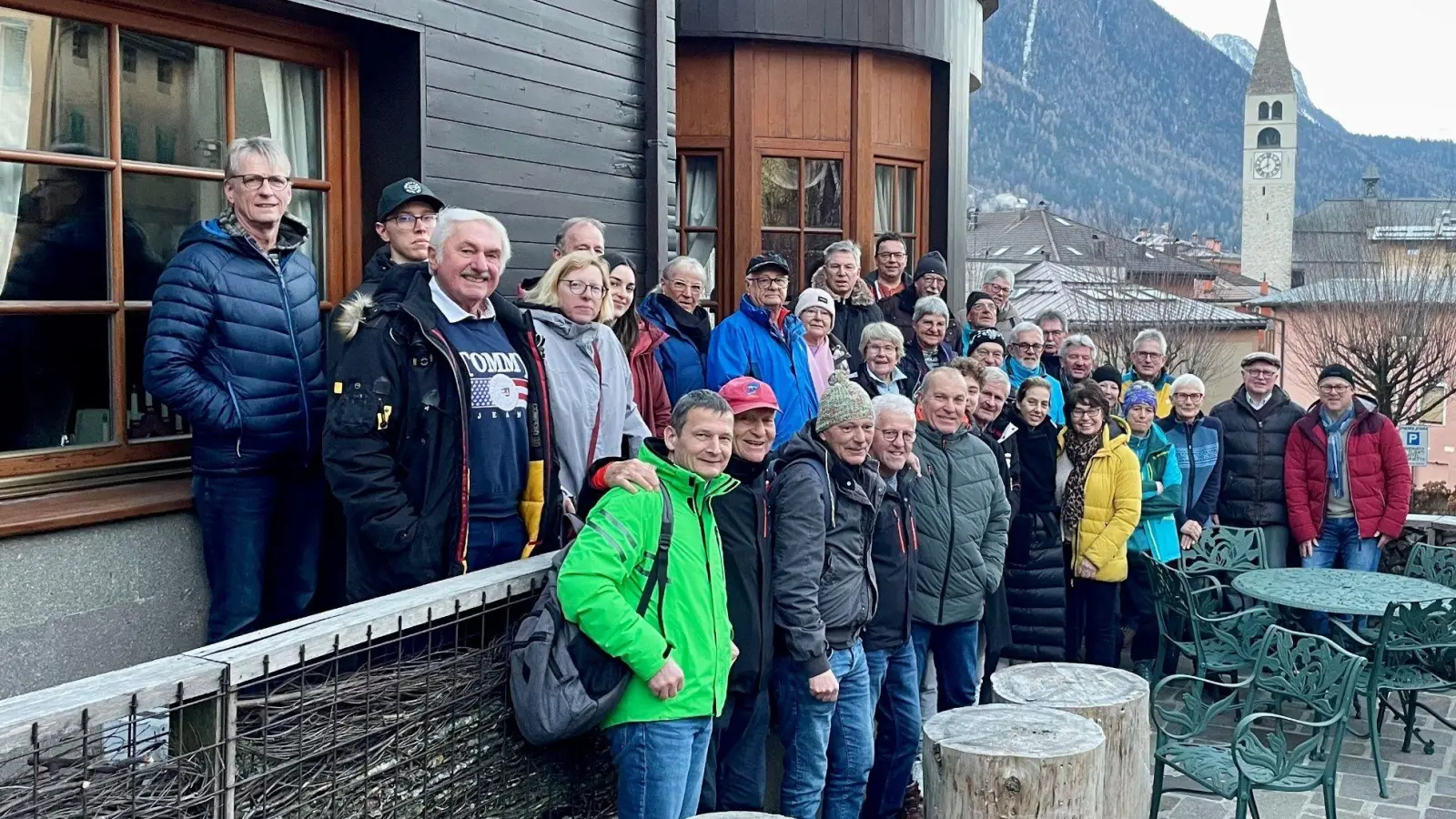 Das Foto zeigt die VHS-Gruppe vor dem Hotel in Malé (Trentino) kurz vor der Rückfahrt mit dem Bus in die Heimatorte.  (Bild: Adolf Mückl)