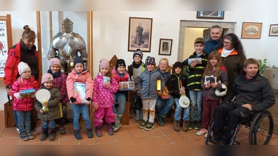 Kinder aus Leuchtenberg und Umgebung begaben sich beim Ferienprogramm in der Burg Leuchtenberg auf die Spurensuche mit dem OWV.<br> (Bild: Rosina Gollwitzer)