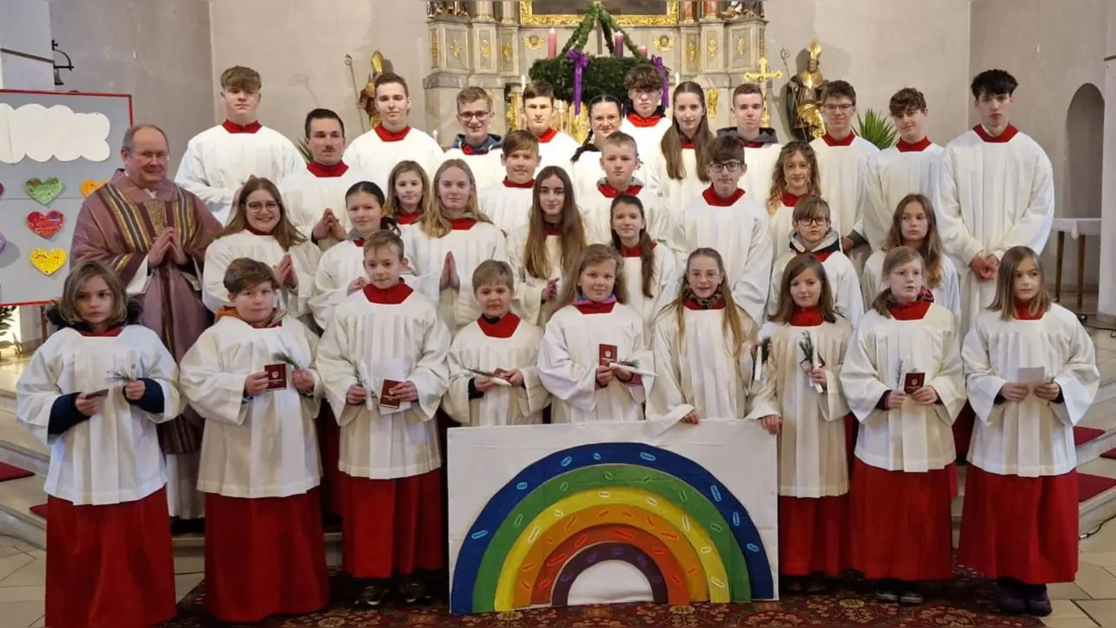 Am dritten Adventssonntag gestalteten die Ministranten St. Michael Wiesau einen Gottesdienst zum Thema „Regenbogen” und begrüßten neun neue Ministrantinnen und Ministranten. (Bild: Thomas Grabe)