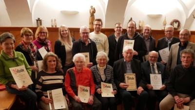 Ehrungen gab es bei der Jahreshauptversammlung des Gerwig-Kreises. Im Bild (stehend, von links) Gabriele Achmann, Hannelore Fenzl, Rita Bernreuther, Dritte Bürgermeisterin Katja Bloßfeldt, Dr. Wolfgang Fortelny, Tobias Tippmann, Zweiter Vorsitzender Michael Fortelny, Johannes Fortelny, Harald Hertel, Hans Gammanick und Vorsitzender Manfred Brunner sowie (sitzend, von links) Eva Maria Koch, Sophie Vogler, Agnes Treml, Arno Ritz, Bruno Salomon und Ernst Fenzl. (Bild: Hermann Müller /exb)