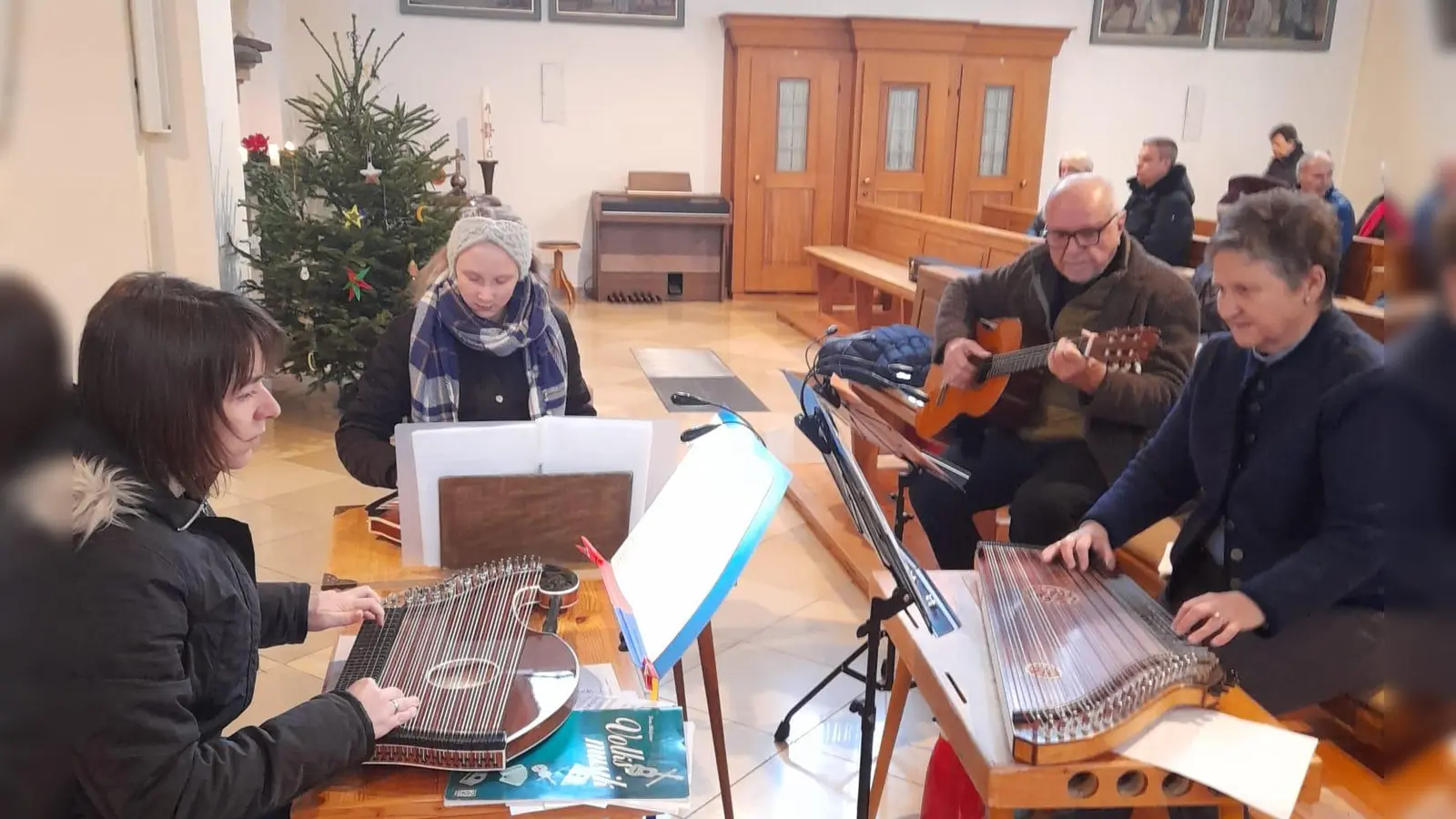 Die Saitenmusik mit Nicole Presche, Theresa Nacke, Ottmar Braun und Michaela Gaach (von links nach rechts)  (Bild: Elfriede Frischmann)