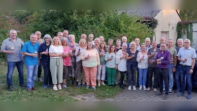 Manche Teilnehmer des Klassentreffens des Geburtsjahrgangs 1957/58 hatten sich seit 60 Jahren nicht mehr gesehen und dennoch gleich wieder erkannt - oder auch nicht! (Bild: Heidi Franitza )