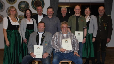 Bettina Fellner (zweite von links), Thomas Kummer (vierter von links), Reinhold Wisgickl (vierter von rechts), Alexander Fleischmann (dritter von rechts) und Ingrid Reichl (zweite von rechts), davor (sitzend von links) Herrmann und Günther Schiffl, dahinter Bürgermeister Hermann Falk (dritter von links),  (Bild: Valentin Rumpler)