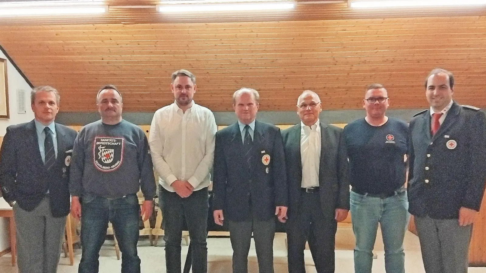 Mit Herzblut leisten die Mitglieder der BRK-Bereitschaft Fichtelberg ihre Rot-Kreuz-Arbeit, zum Wohle der Gemeinde und der Menschen. Im Bild (von links nach rechts): Florian Gärtner (stv. Bereitschaftsleiter), Josef Markhof (Bereitschaftsleiter), Sebastian Voit (Bgm. Fichtelberg) Peter Zaus (Kassier BRk-bereitschaft Fichtelberg), Peter Herzing (Vorsitzender BRK-Kreisverband Bayreuth), Sebastian Braun (stv. Bereitschaftsleiter) und Mischa Nietfeld (stv. Kreisbereitschaftsleiter).  (Bild: Tobias Schif)