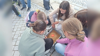 Schülerinnen eifrig beim Vulkanbau (Bild: Eva Forster)