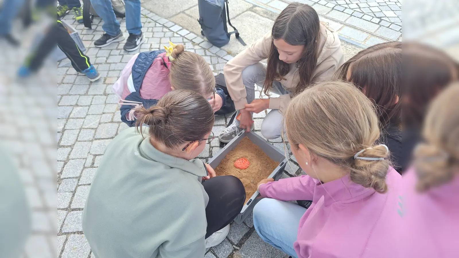 Schülerinnen eifrig beim Vulkanbau (Bild: Eva Forster)