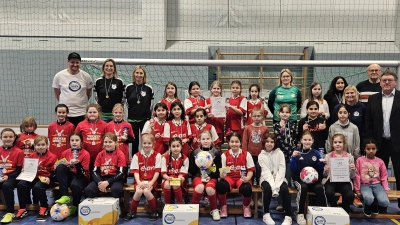 Die drei Mädchen-Mannschaften der Hallenfußball-Landkreismeisterschaft der Grundschulen (von links): Poppenricht, Vilseck und Auerbach. (Bild: khg)