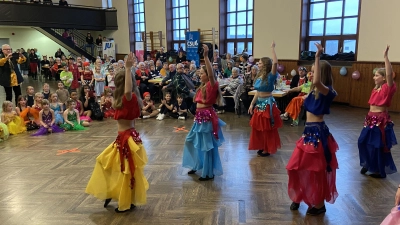 Ein buntes Programm erlebten die zahlreichen Besucher des vom CSU-Ortsverband organisierten Faschingsnachmittags in der Stadthalle Waldsassen. (Bild: Markus Scharnagl/exb)