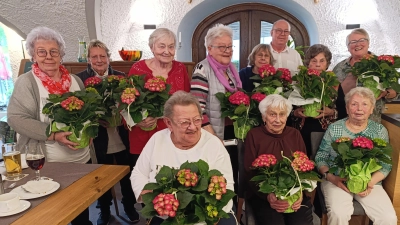 Der VdK OV Waldsassen beschenkt bei seiner Muttertagsfeier zehn Mütter mit einer blühenden Hortensie (Bild: Erika Dekrell)