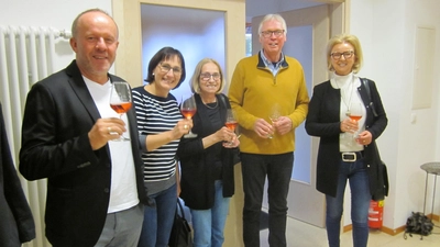 Ein Prosit auf den schönen Abend mit Winzer Jörg Krug. Die Gäste von ProEtzenricht genossen die guten Speisen und Weine.  (Bild: Gabriela Bäumler/exb)