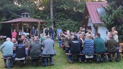 Sie hören den Jagdhornbläsern der Kreisgruppe des BJV Sulzbach-Rosenberg zu. Im Hintergrund die fleißigen Helferinnen und Helfer von Schall`ke 62 (Bild: Filippo Giuliano)