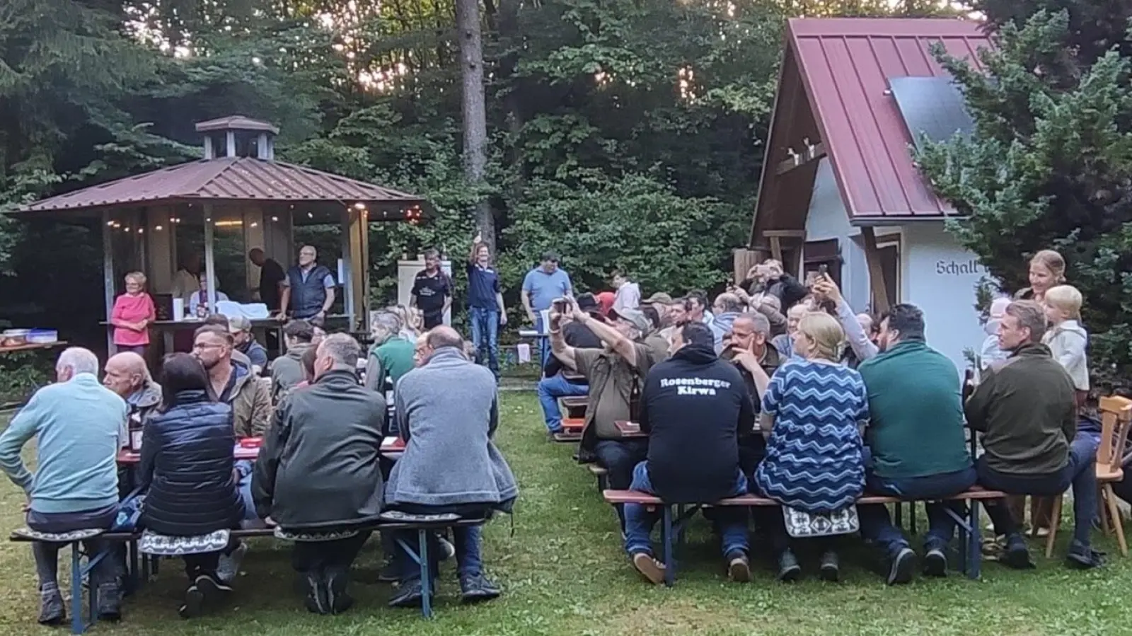Sie hören den Jagdhornbläsern der Kreisgruppe des BJV Sulzbach-Rosenberg zu. Im Hintergrund die fleißigen Helferinnen und Helfer von Schall`ke 62 (Bild: Filippo Giuliano)