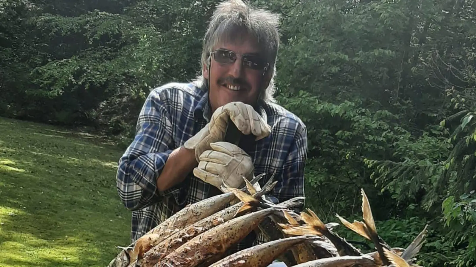 Bernhard Partsch beherrscht das Grillen von Makrelen.  (Bild:  Edith Partsch/exb)