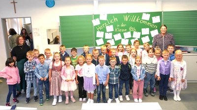 Die Schulanfänger der Wolfgang-Caspar-Printz-Grundschule Waldthurn mit ihren Lehrerinnen Anna Hoover - Klasse 1/2a (links) und Silke Forster - Klasse 1/2b (rechts) (Bild: Franz Völkl)