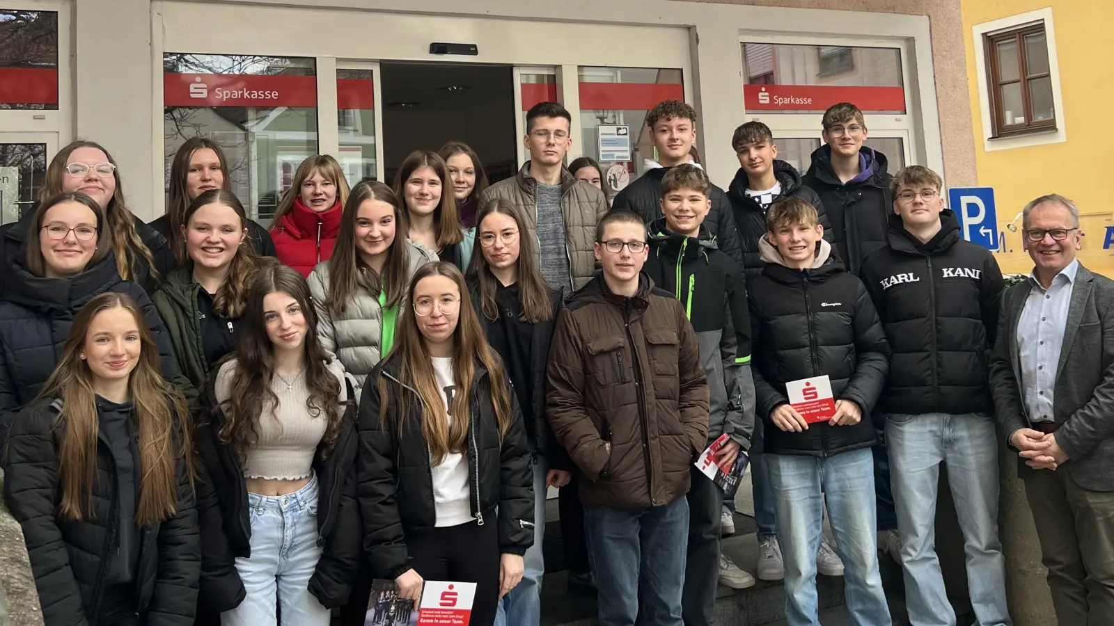 Die Klasse 9b zusammen mit Herrn Johann Herl, Gebietsdirektor der Sparkasse Neunburg vorm Wald. (Bild: Kerstin Kreitinger)