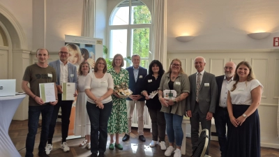 Christina Apel (3.v.l.), Behördenleiter Helmut Melchner (6.v.l.) und Dr. Katharina Goerg (r.) vom AELF zusammen mit dem Team der Fichtelnaabtalschule (Bild: Miriam Hartl)