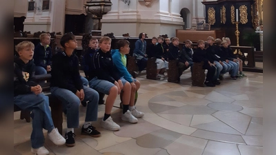 Schüler der Realschule im Stiftland in der Basilika (Bild: Maria Kraus)
