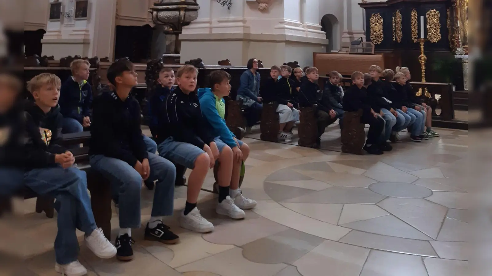 Schüler der Realschule im Stiftland in der Basilika (Bild: Maria Kraus)
