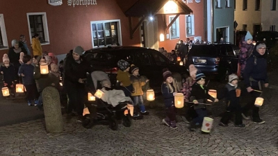 Die Kinder gehen beim Martinszug singend Richtung Pfarrkirche „St. Michael”. (Bild: Josef Glas)