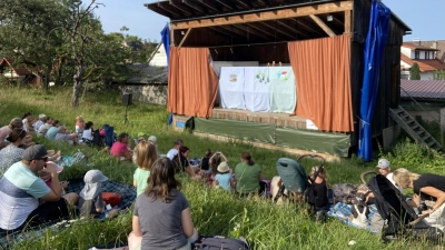 Freilichtbühne des Königsteiner Bauerntheaters im alten Pfarrgarten (Bild: Uwe Guttenberger)