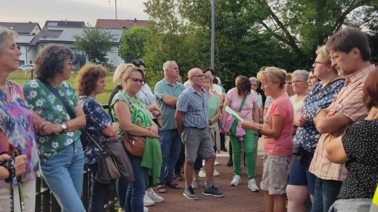 Teilnehmer auf der Brücke. (Bild: Barbara Dirrigl )