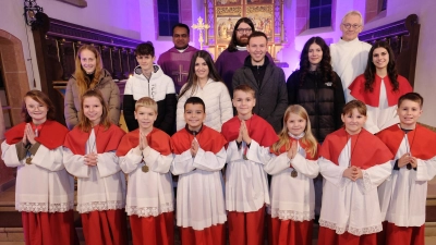 9 neue „Lausbuben Gottes” verstärken künftig das Ministrantenteam der Pfarrei St. Laurentius. 6 bewährte Messdiener/innen wurden verabschiedet. Unser Bild zeigt die neuen und die Ex-Minis mit Stadtpfarrer Johannes Bosco, Pfarrvikar Dr. Joby Kavungal, Pastoralreferent Alfred Kick und Gruppenleiterin Anna Kastl. (Bild: Robert Dotzauer)