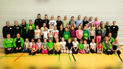 Jugend- und Juniorengruppe im Alter von 7 bis 14 Jahren der AWO Tanzgruppe Grün-Weiß Oberviechtach e.V: (Bild: Michael Welnhofer)