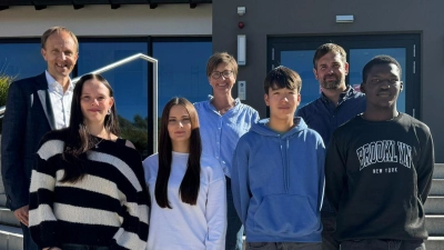 Nach der Wahl der Landkreis- und Stadtschülersprecher*innen in Vilseck (hinten von links) Schulamtsdirektor Stephan Tischer, Verbindungslehrerin Jutta Gebhardt und Verbindungslehrer Philipp Mitterer sowie (vorne von links) Gesa Makitta, Mia Ziermeier (beide Mittelschule Hahnbach), Mano Zilbauer (Montessorischule Amberg) und Hakim Yussif (Dreifaltigkeits-Mittelschule Amberg). (Bild: Karl Heinz Grollmisch )