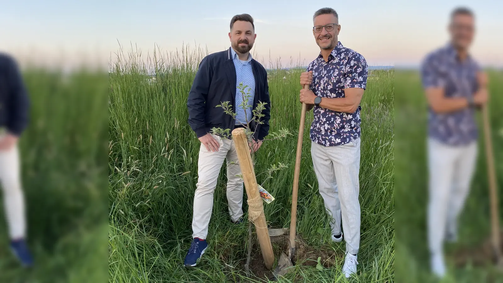 Die beiden Vorsitzenden der Neustädter SPD, Sebastian Giering und Torsten Bär beim Pflanzen des Apfelbaums (Bild: Martin Filchner)